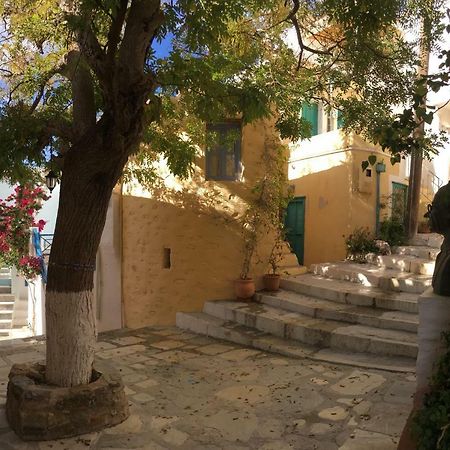 Traditional Medieval Stone House In "Ano Syros" Exterior photo