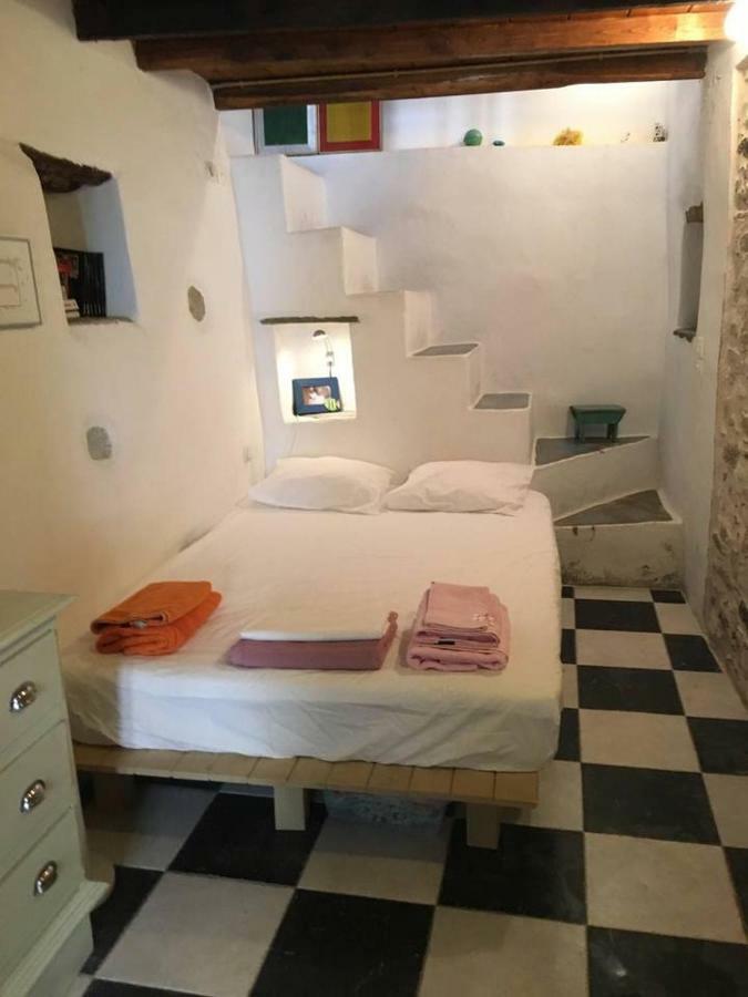 Traditional Medieval Stone House In "Ano Syros" Exterior photo