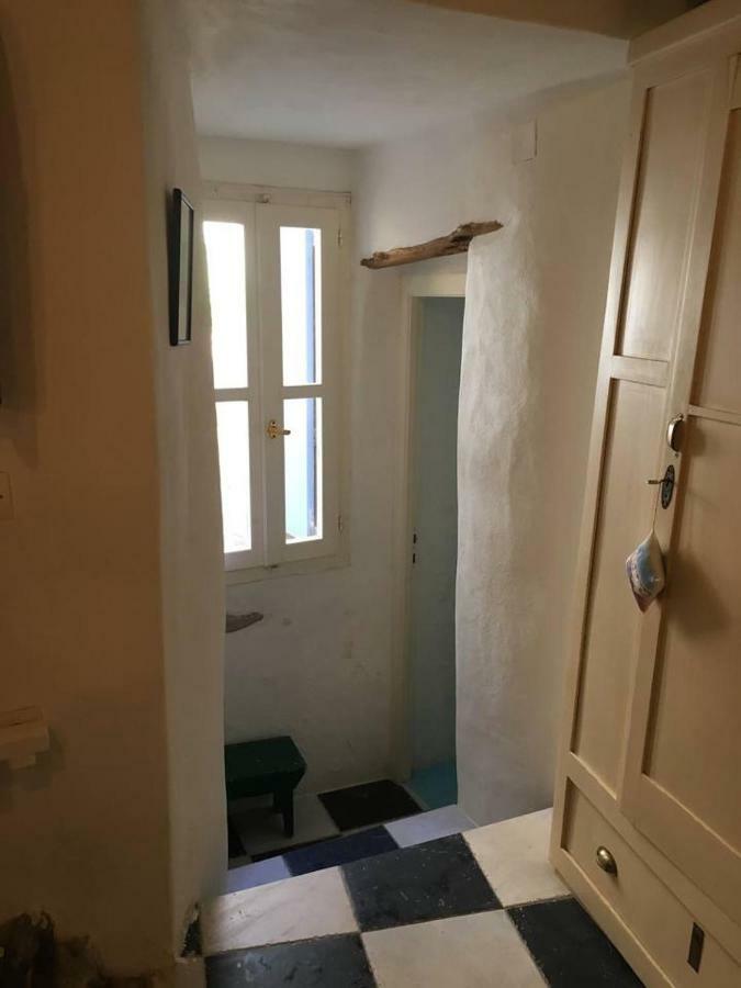 Traditional Medieval Stone House In "Ano Syros" Exterior photo