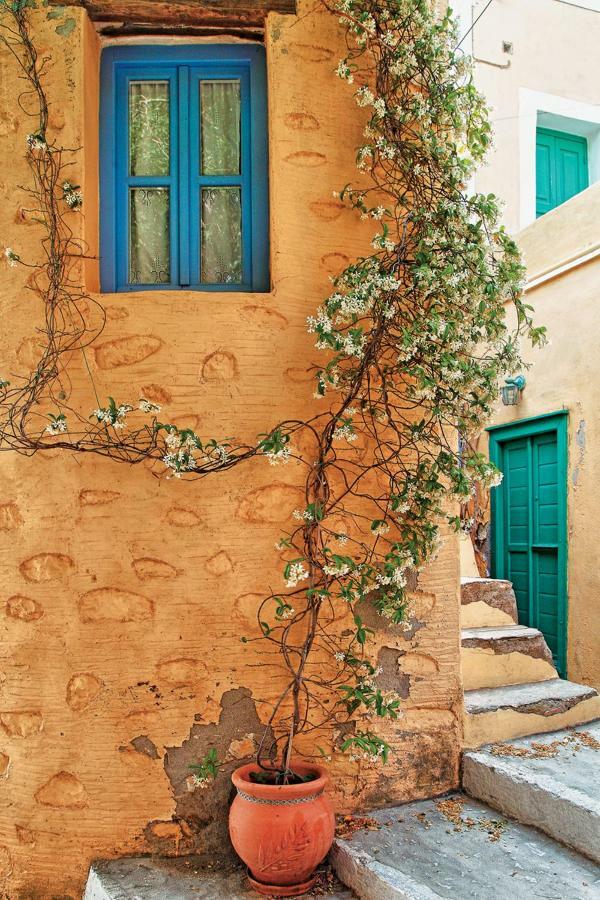 Traditional Medieval Stone House In "Ano Syros" Exterior photo