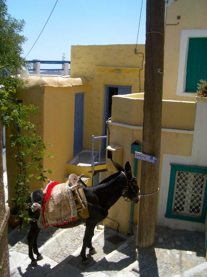 Traditional Medieval Stone House In "Ano Syros" Exterior photo