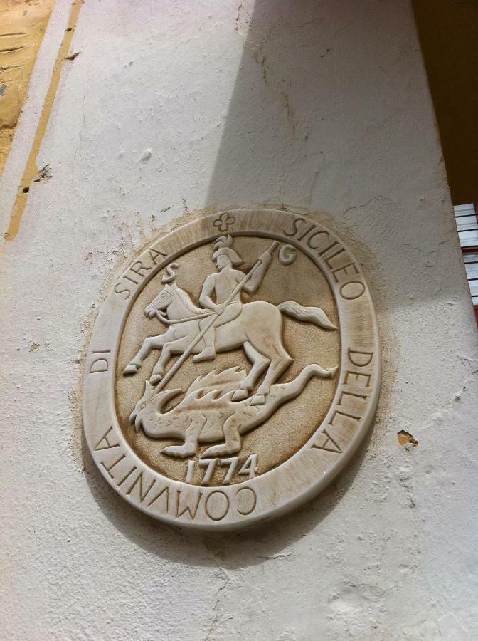 Traditional Medieval Stone House In "Ano Syros" Exterior photo