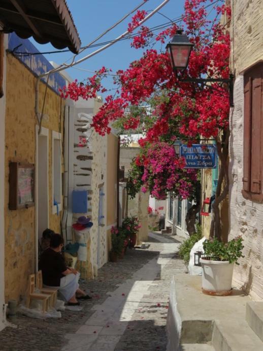 Traditional Medieval Stone House In "Ano Syros" Exterior photo