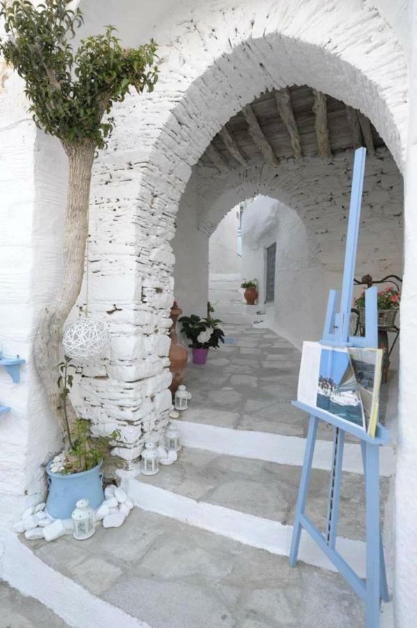Traditional Medieval Stone House In "Ano Syros" Exterior photo
