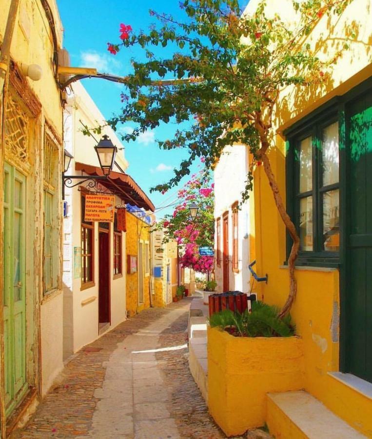 Traditional Medieval Stone House In "Ano Syros" Exterior photo